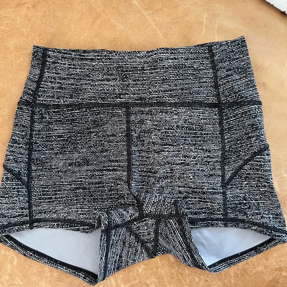 Lululemon shorts 6 - Picture 1 of 3